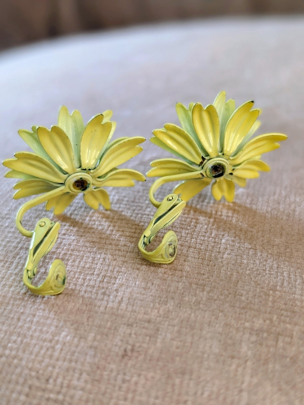 Vintage Retro Original 1960's Flower Enamel    Clip-on Earrings - Picture 2 of 6